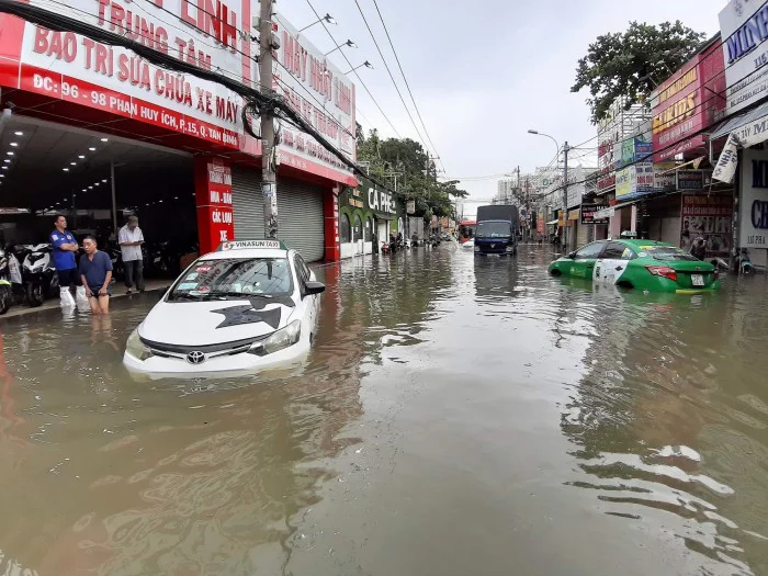 KINH NGHIỆM LÁI XE QUA VÙNG NGẬP NƯỚC ĐỂ HẠN CHẾ RỦI RO